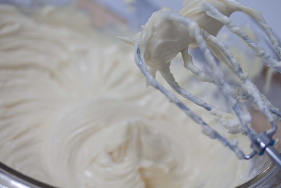 طريقة تحضير الكريمة لتزيين الكيكة الاسفنحية