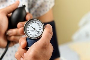 أعراض وأسباب انخفاض ضغط الدم وعلاج فوري للحالة