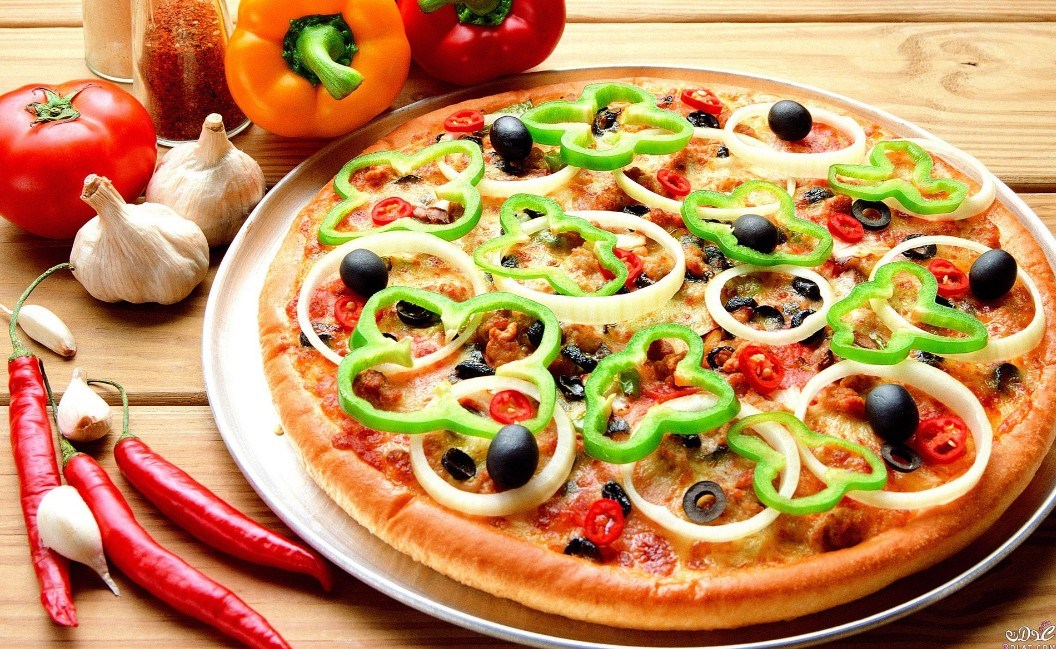 طريقة عمل البيتزا بالخلاط وبالعجينة الفرنسية وبعجينة خلية النخل