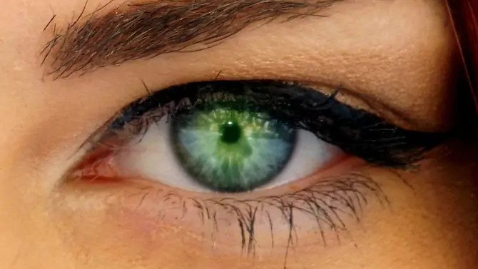 عيون خضراء Green Eyes