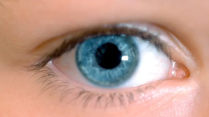 عيون زرقاء Blue Eyes