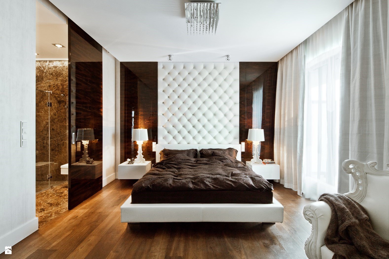 غرفة مختلطة بين الحديثة والكلاسيكية مع أرضية خشبية والجمع بين اللونين البني والأبيض يجعلك تنبهر بجمالها