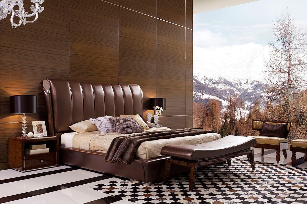 غرفة من الطراز الإيطالي ذات لون بني وسرير يمزج بين القماش الراقي والجلد الفاخر ولوحة كبيرة الحجم تجعلك تشعر أنك في جبال الألب