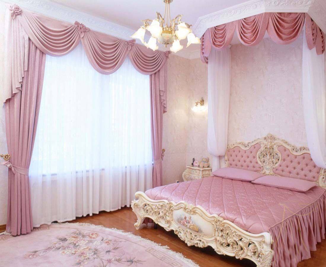 غرفة نوم روسية وردية اللون مع مزيج من الستائر والأقمشة المنمقة وبساط وردي من الفرو الناعم