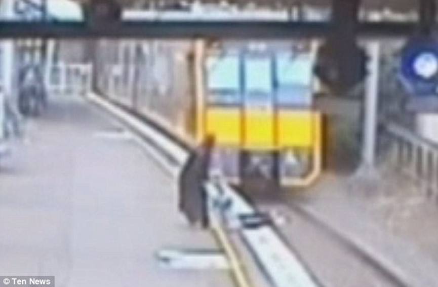 إنقاذ طفلة من القطار في أستراليا