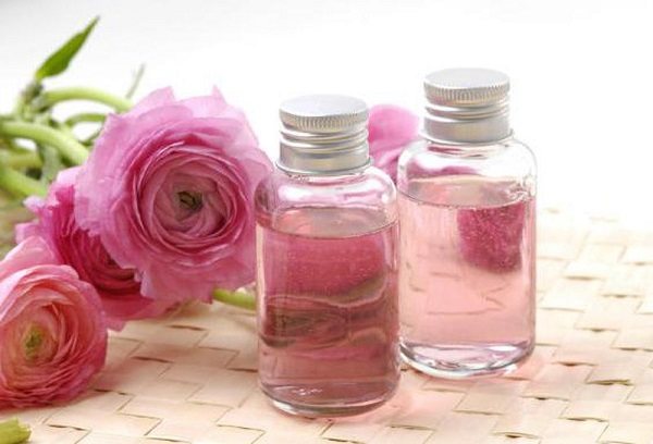 طريقة سليمة لصناعة ماء الورد في المنزل طبيعيًا