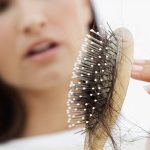 علاج تساقط الشعر في المنزل بطرق طبيعية