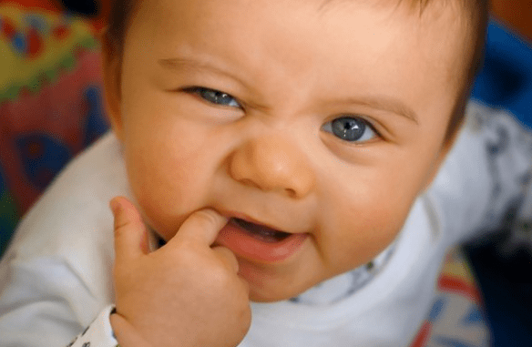 أعراض طلوع الأسنان عند الأطفال التسنين مع وسائل تخفيفها مجلتك