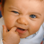 أعراض طلوع الأسنان عند الأطفال .. التسنين مع وسائل تخفيفها
