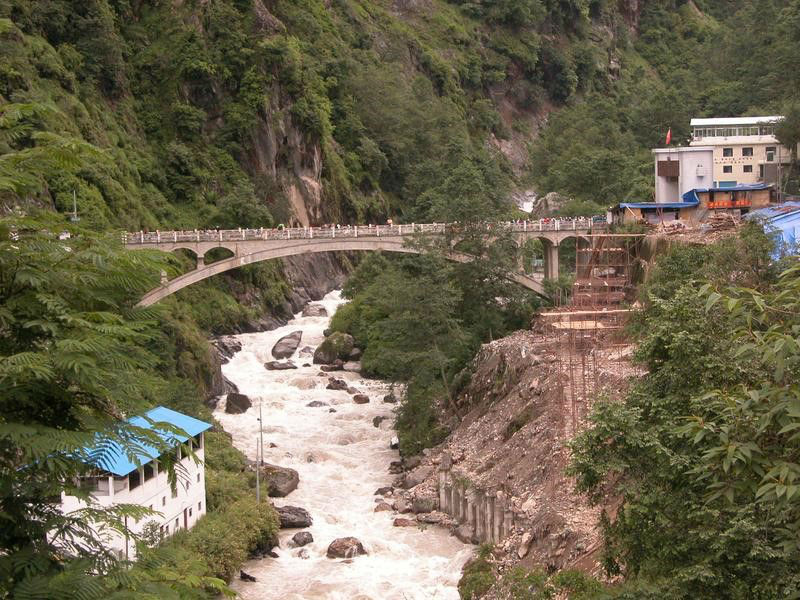 الجسر بين الصين ونيبال