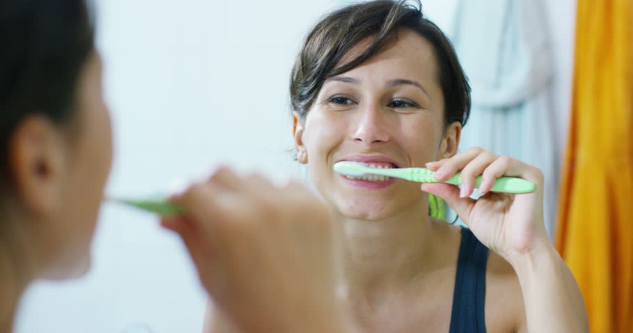 10 بدائل طبيعية لمعجون الأسنان
