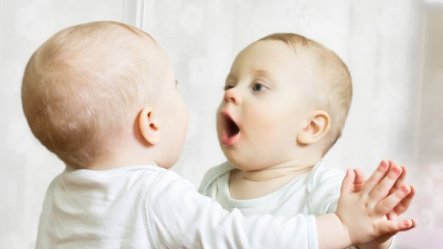 انتبه، كيف تربي طفلك لغويًا "متى يبدأ الطفل بالكلام"