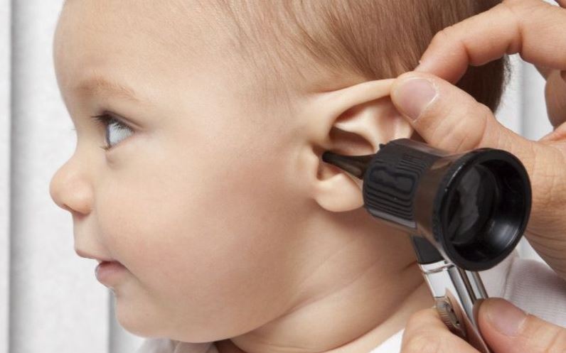 التهاب الأذن الوسطى لدى الأطفال .. الأعراض المضاعفات والعلاج