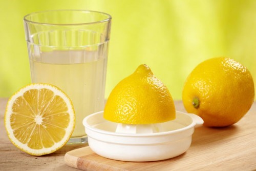 تنظيف الأسنان في المنزل عصير الليمون