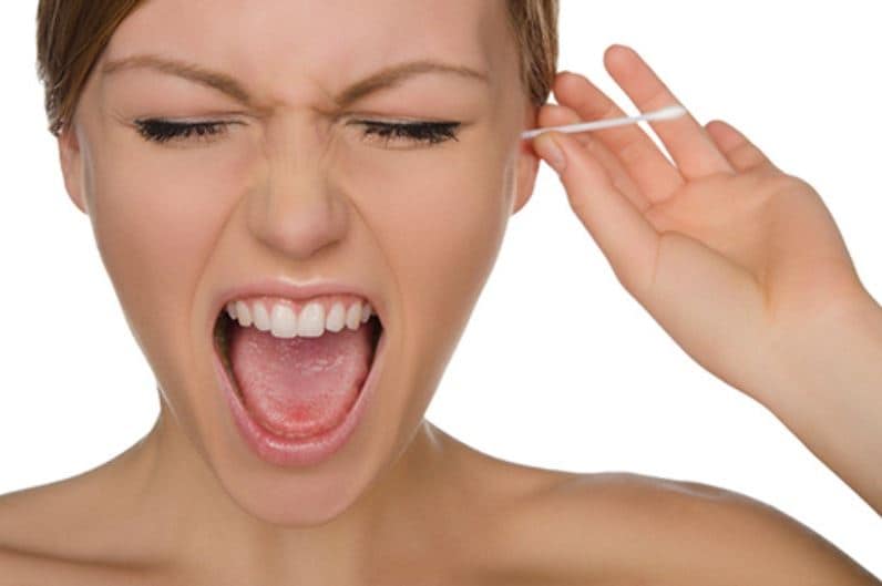 خمسة أسباب لتتوقف عن استخدام عيدان تنظيف الأذن