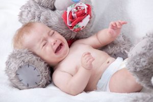 أسباب لا تعرفينها وراء بكاء الطفل أثناء النوم