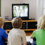 تأثير التلفاز على الأطفال وتغيير سلوكياتهم