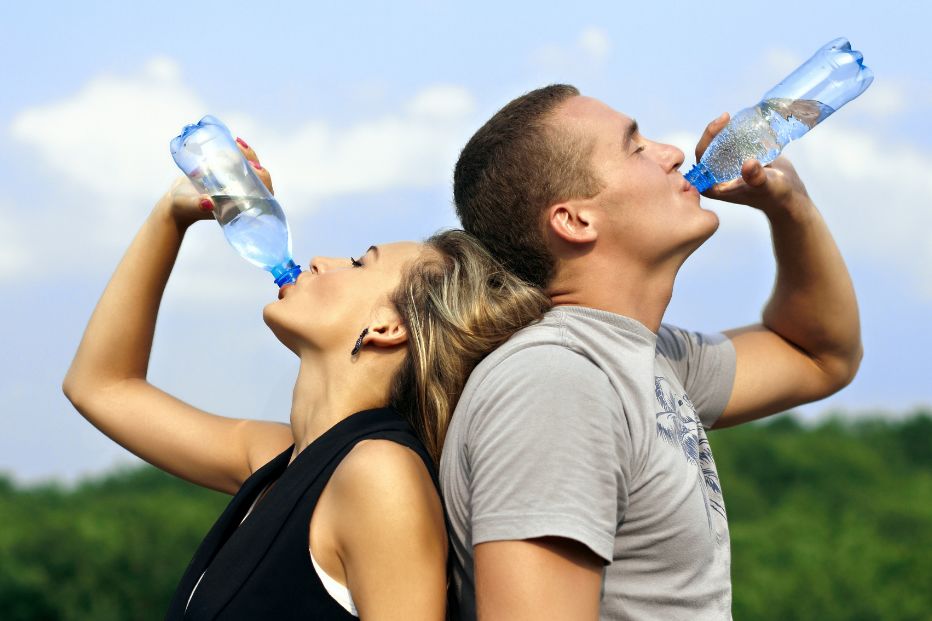 تناول ما يكفي من الماء أهم خطوات روتين العناية بالشعر