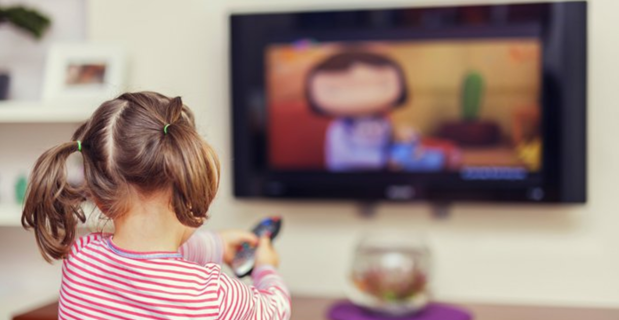 جلوس الأطفال أمام التليفزيون مسؤولية مَن؟