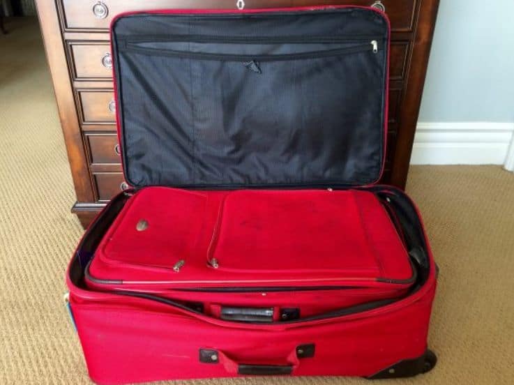 وضع حقيبة فارغة داخل حقيبة السفر