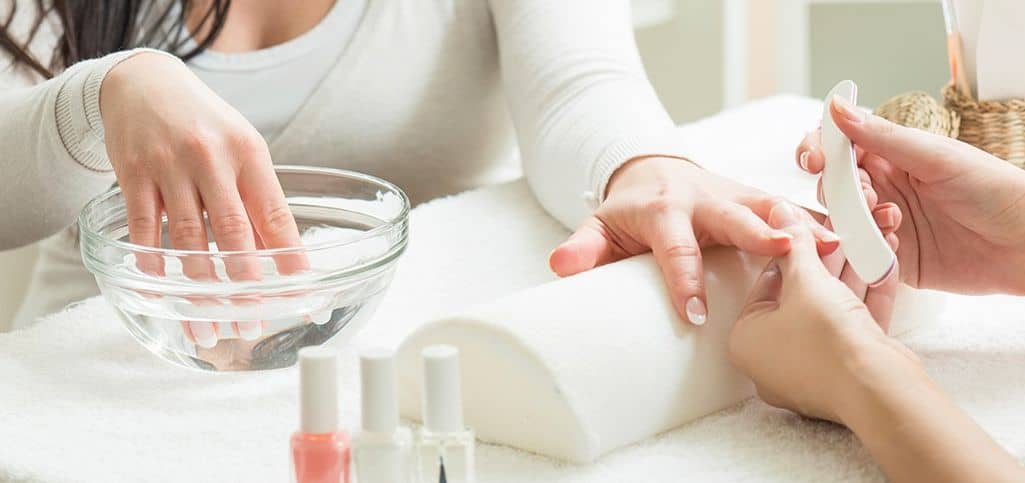 العناية بالأظافر وتنظيفها … عليك إعادة الجمال إلى يديك