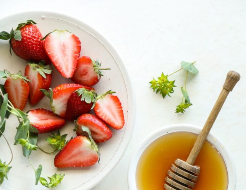 الفراولة مع العسل لبشرة صافية كالاطفال