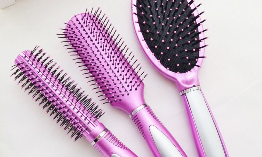 كيفية تنظيف فرشاة الشعر بأنواعها