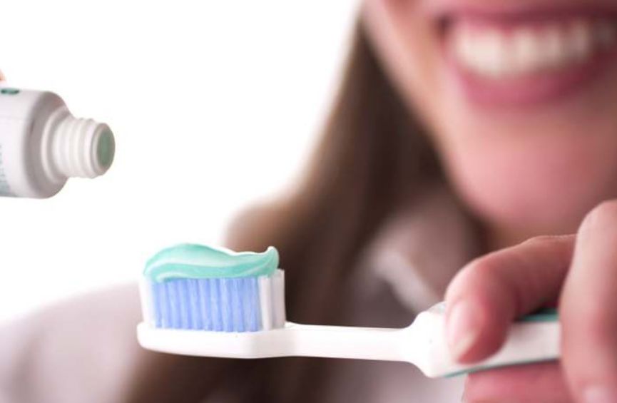 معجون الأسنان لا يعتبر علاج لمشاكل البشرة بالنسبة للمختصين أضرار معجون الأسنان على البشرة