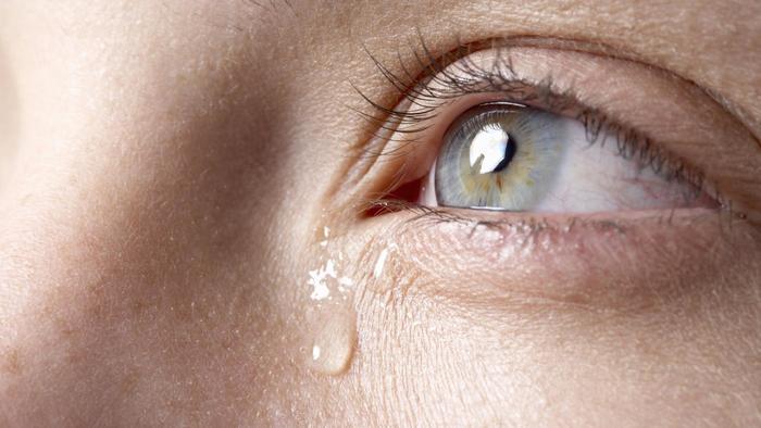 أسباب وأعراض وطرق علاج دموع العين المستمر » مجلتك