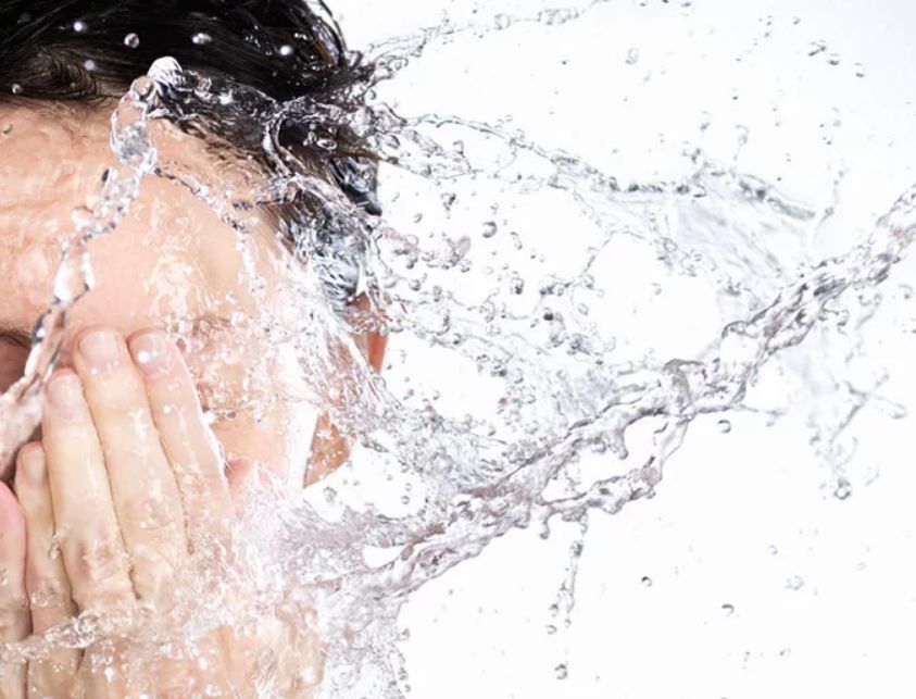 علاج انتفاخ العين بعد بالبكاء بالماء البارد