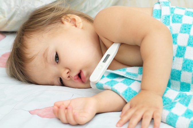 طرق علاج حمى الأطفال في المنزل وأسباب الإصابة
