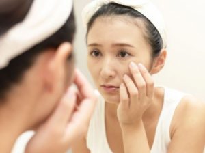 كل ما يخص التهاب الجلد حول العين من أسباب أعراض علاج ووقاية