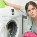 كيفية إزالة البقع من الملابس بعد غسلها