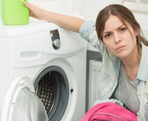 كيفية إزالة البقع من الملابس بعد غسلها … عندما تفاجئك الغسالة