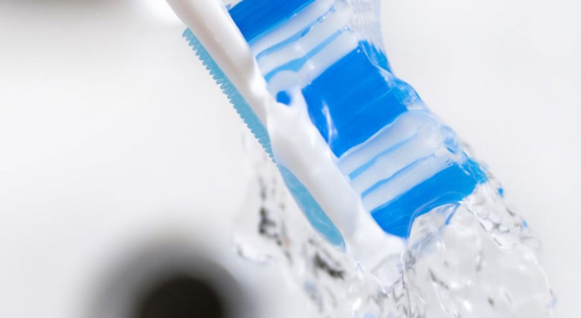 متى يجب تنظيف فرشاة الأسنان؟