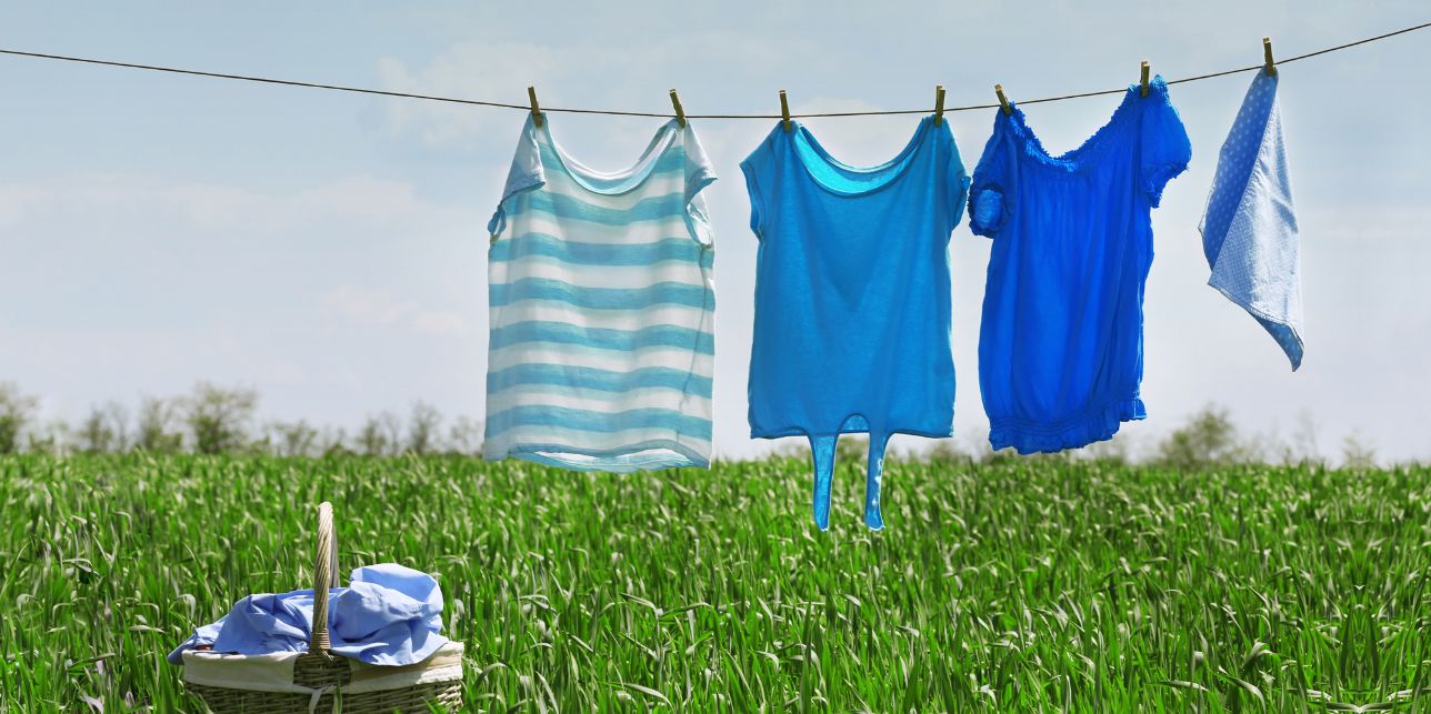 نصائح للحفاظ على الملابس الملونة خلال وبعد تنظيفها