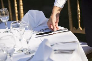 ترتيب طاولة الطعام للضيوف … لا تعتذر عن تقديم الطعام فقط اتبع القواعد