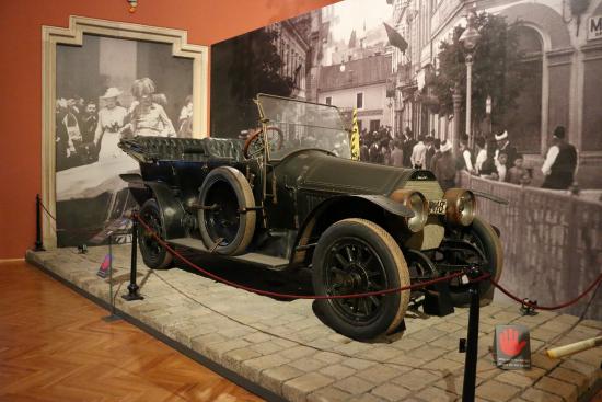 السيارات التي اغتيل فيها الأرشيدوق فرانز فرديناند وزوجته صوفي في يونيو 1914. متحف فيينا للتاريخ العسكري في النمسا