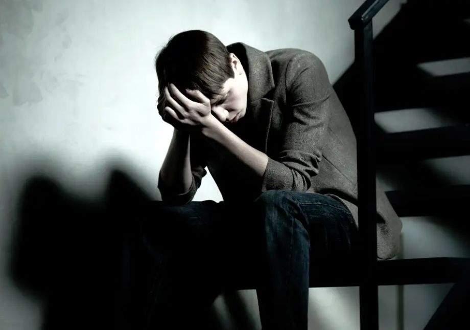 ما الفرق بين الاكتئاب الخفيف والحزن والاكتئاب الشديد؟