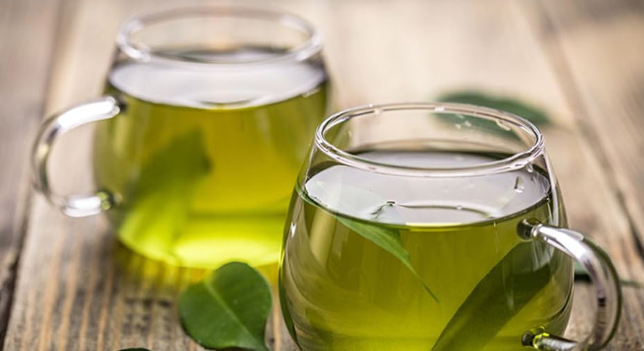 الشاي الأخضر تونر طبيعي للبشرة الدهنية