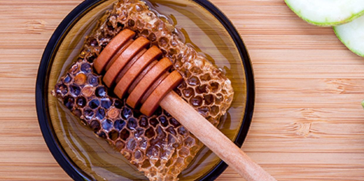 تعامل مع الحبوب والبثور والرؤوس السوداء بالعسل نصائح للبشرة الدهنية