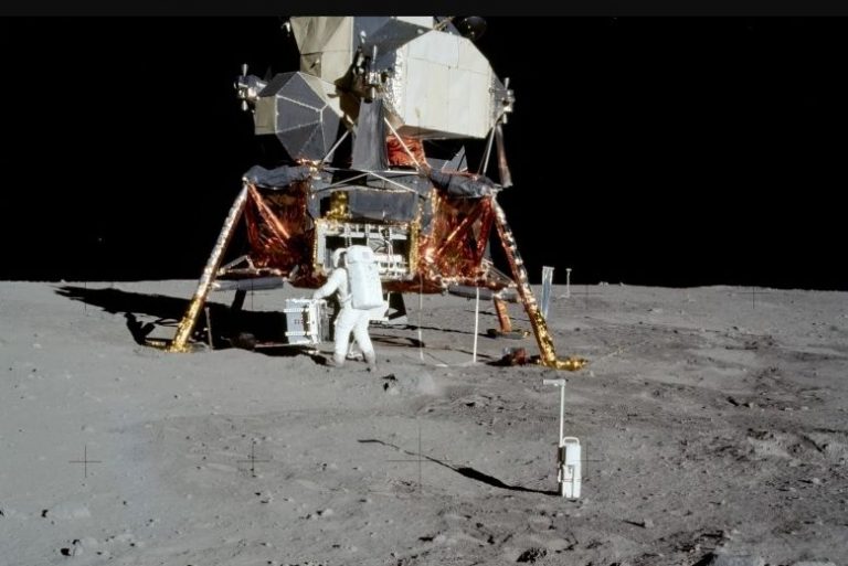 هل كان هبوط الإنسان على سطح القمر حقيقيًا!!!!!