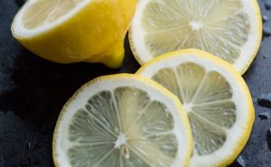 الليمون للبشرة الدهنية … قدم لبشرتك الدهنية كوب من الليمون