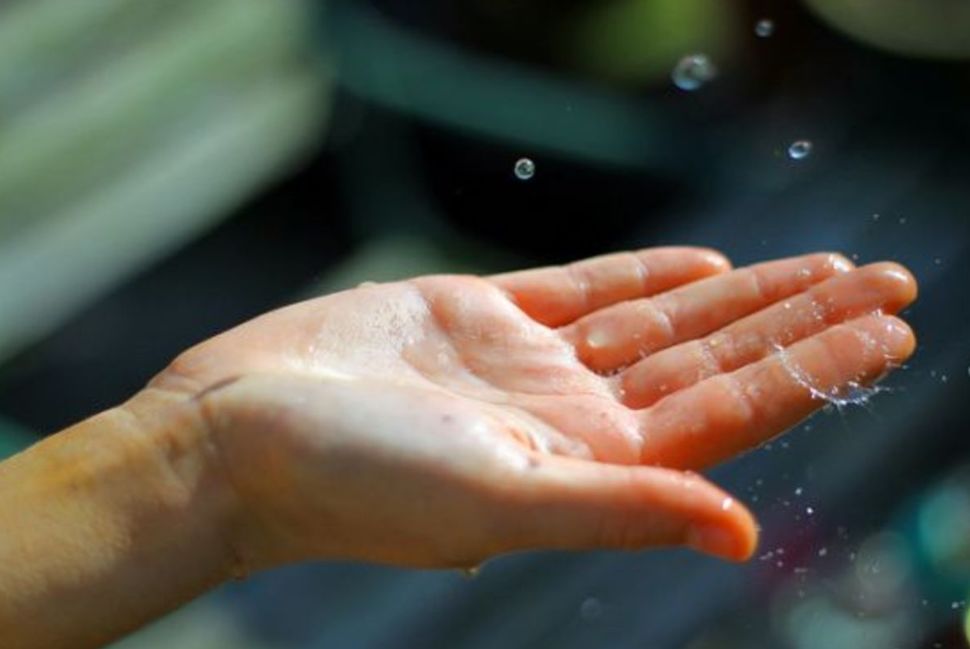 علاج خشونة الأيدي والحفاظ على شبابها بالماء البارد