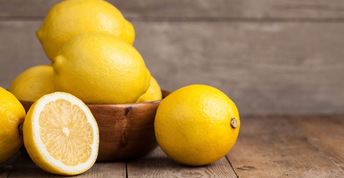 لماذا من المكن أن يسبب الليمون الحساسية للبشرة؟