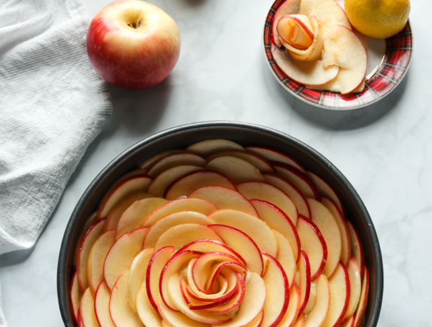 كيكة التفاح … هل أنت مستعد للكثير من التفاح في كيكة لذيذة وشهية؟