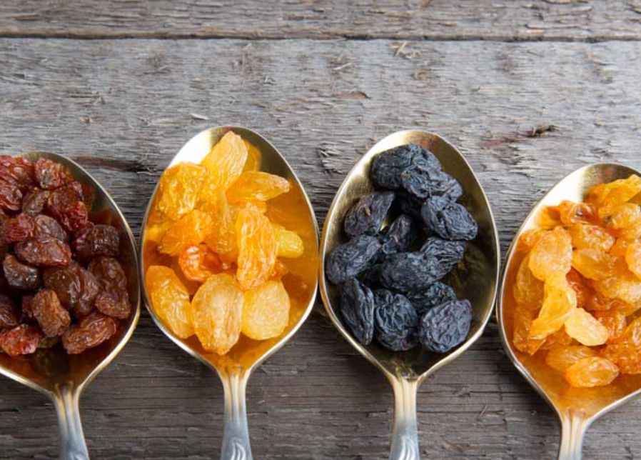 كيف نحافظ على صحة الجهاز الهضمي بالحليب والفاكهة المجففة؟