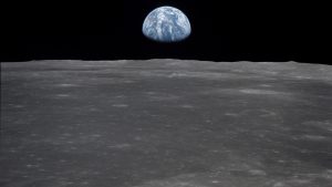 كم تبلغ المسافة بين الأرض والقمر وكيف قام العلماء بقياسها؟