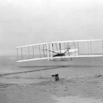 صورة الرحلة الأولى لطائرة الأخوة رايت في 17 من شهر ديسمبر عام 1903