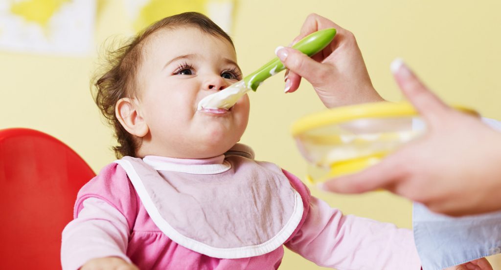 إدخال الطعام الصلب للطفل عند الفطام